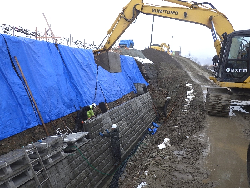 護岸災害復旧　大型ブロック積状況